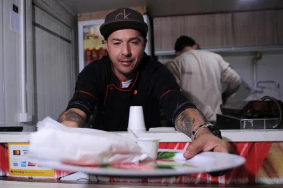  CAXIAS DO SUL, RS, BRASIL, 07/08/2019 - Instalado na Tronca esquina com Angelina Michelon, o trailer de lanches Fome Zero, de Veridiana Zorraski e Marcos Alberto Gonçalves Oliveira. Fotos para o caderno +Serra. (Marcelo Casagrande/Agencia RBS)