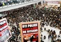 Manifestantes invadem aeroporto de Hong Kong e voos são cancelados 