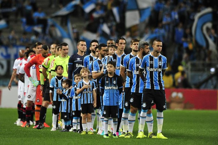 Renato consolidado, títulos e poucos remanescentes: o que mudou em Grêmio e Athletico-PR desde 2016