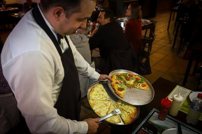 Aos 49 anos, pizzaria Xuvisko se diz precursora dos rodízios em Porto  Alegre e sobrevive sendo &quot;raiz&quot; | GZH