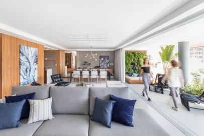 Mariane Hickmann, apartamento, azul, cinza, madeira, pilar, coluna, design, lareira, cozinha, espelho