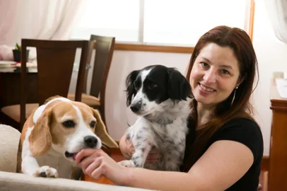  PORTO ALEGRE, RS, BRASIL, 13.08.2019- Guaciara Gill Avila, tem a guarda compartilhada dos dois cachorros com ex. (FOTO ANDRÉA GRAIZ/AGÊNCIA RBS)Indexador: Andrea Graiz
