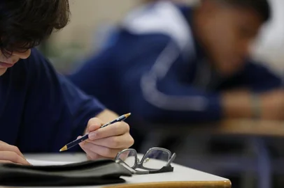  PORTO ALEGRE, RS, BRASIL, 22-11-2017: Turma do 3º ano do Ensino Médio durante prova de Química no Colégio Marista Champagnat. 70% das escolas privadas não terão 3º ano em 2018. O vácuo é decorrente da estreia do 9º ano do Ensino Fundamental em 2016, que abriu uma lacuna de série a cada ano letivo. (Foto: Mateus Bruxel / Agência RBS)