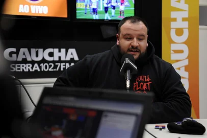  CAXIAS DO SUL, RS, BRASIL, 13/08/2019 - Programa Sow dos esportes na rádio Gaúcha Serra, com o convidado Juliano Tegner, da equipe de futebol americano Juventude F. A.. Apresentação de Eduardo Costa e Cristiano Daros. (Marcelo Casagrande/Agência RBS)