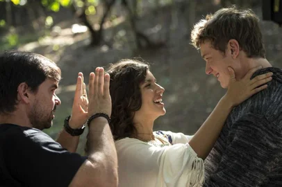 **Exclusivo Sinal Aberto, Flávia Requião: em Malhação: Toda Forma de Amar, Rita (Alanis Guillen) dá um beijão em Filipe (Pedro Novaes) para despistá-lo da sua armação. Dupla está com o diretor da cena, Felipe Louzada. 