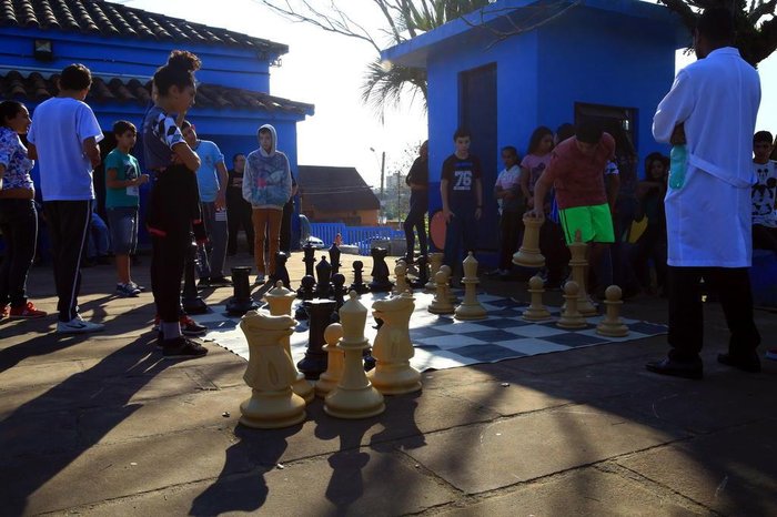 Descubra como o xadrez se tornou uma forma de aprimorar o aprendizado dos  alunos de uma escola de Viamão