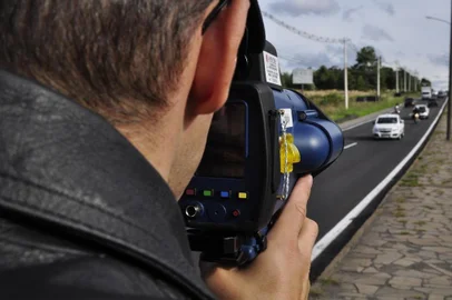  CAXIAS DO SUL, RS - 28/04/2014 - Uso do radar móvel pela PRF na BR 116. Na foto policial rodoviário federal, Tórgan Siqueira. (GABRIEL LAIN / ESPECIAL)
