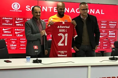 Volante Bruno Silva é apresentado pelo Inter