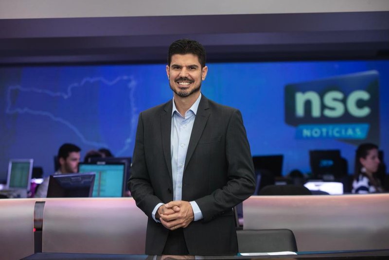  FLORIANÓPOLIS, SC, BRASIL - 24/09/2018Fabian Londero, apresentador do  NSC Notícias que agora está com cenário novo
