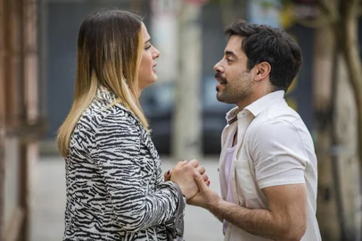 ***exclusivo, Flávia Requião, Sinal Aberto. Em A Dona do Pedaço, Britney (Glamour Garcia) conta para Abel (Pedro Carvalho) que é trans.