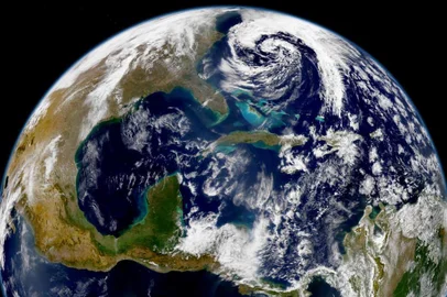 Foto do planeta terra, com vista de fora da órbita terrestre, tirada de algum satéliteThis NASA SeaWiFS true color 1 kilometer (.62 miles) view of the Caribbean taken on Thursday, 10 February, 2001 shows Florida, the tip of the Yucatan Penninsula (Lower-C) and Cuba.  The purpose of the Sea-viewing Wide Field-of-view Sensor (SeaWiFS) Project is to provide quantitative data on global ocean bio-optical properties to the Earth science community.         AFP PHOTO/Orbital Imaging Corporation Fonte: AFP Fotógrafo: Não se Aplica