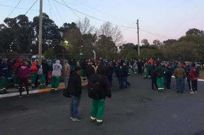 Sindicato protesta em frente à Codeca contra demissão de funcionários que fizeram trabalho em terreno privado