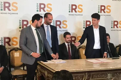 Eduardo Bolsonaro ao lado de Eduardo Leite em assinatura de convênio do BNDES. Foto: Débora Cademartori/Agência RBS