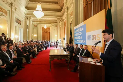 Governo lança PPP da Corsan com investimento de R$ 2,2 bilhões PORTO ALEGRE, RS, BRASIL, 16/08/2019 - O governo do Estado lançou, na manhã desta sexta-feira (16/8), o edital de licitação da parceria público-privada (PPP) da Corsan. O intuito da proposta é agilizar a universalização dos serviços de coleta e de tratamento de esgotos na Região Metropolitana de Porto Alegre, com meta de elevar a cobertura para 87,3% em até 11 anos. O investimento neste período será de R$ 2,3 bilhões. Fotos: Felipe Dalla Valle/Palácio Piratini