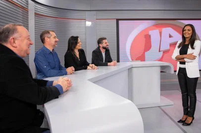 Novo cenário e novos comentaristas do programa Jornal do Almoço, da RBS TV. Na foto, Cristina Ranzolin (em pé), Pedro Erneste Denardin, Tulio Milman, Giane Guerra e Paulo Germano (da esquerda para a direita).