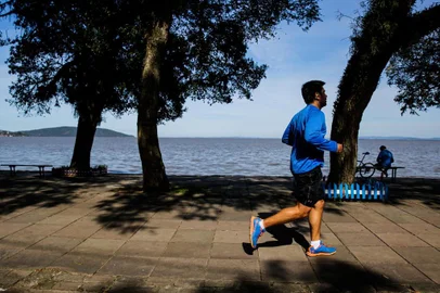  PORTO ALEGRE, RS, BRASIL, 09/05/2019: Fotos para matéria de previsão do tempo. Na praia de ipanema, zona sul da capital. (Foto: Omar Freitas / Agência RBS)Indexador: NGS
