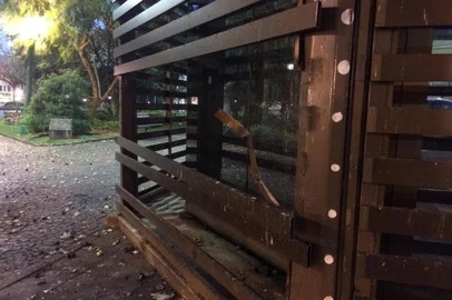 Jovem é flagrado tentando furtar estrutura de quiosque de informações turísticas em Caxias