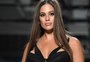 Grávida, top plus Ashley Graham mostra corpo com estrias e ganha elogios dos fãs