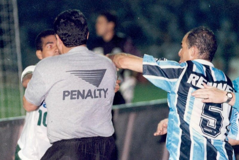 Briga em jogo Grêmio x Palmeiras pela Copa Libertadores da América.#PASTA:59304#FOTO DIGITALIZADA#envelope: 153323
