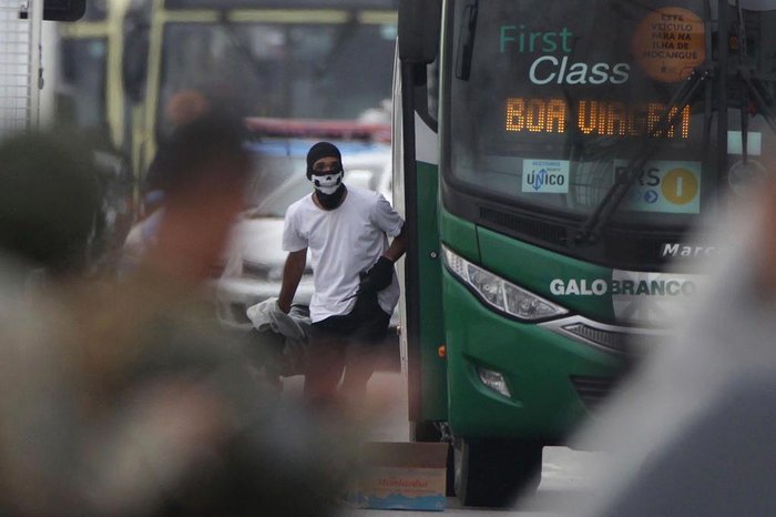 Resultado de imagem para No Rio um sequestro de um Ã´nibus na Ponte Rio NiterÃ³i termina com a morte do sequestrador