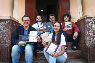  OSÓRIO, RS, BRASIL, 16/08/2019: Álbum Literário: a história em fotosprofessor Carlos Diego Aliardi, da EEEB Prudente de Morais, de Osório, conquistou o segundo lugar em escola pública em 2018. Na foto: ele e os alunos Marcos Vinícius Marques (azul), Isadora de Souza Soares, Vinícius de Seta Martins (de branco) e  Gustavo VazIndexador: ISADORA NEUMANN