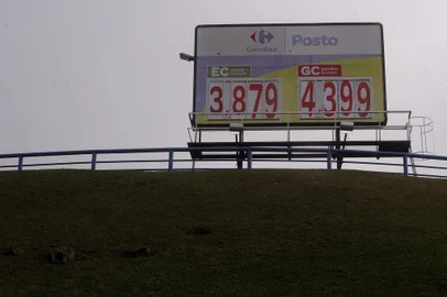  CAXIAS DO SUL, RS, BRASIL, 20/08/2019 - Preço da gasolina comum em Caxias varia de R$ 4,39 a R$ 4,69. NA FOTO: Posto do Carrefour. (Marcelo Casagrande/Agência RBS)
