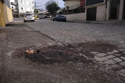  CAXIAS DO SUL, RS, BRASIL (21/08/2019)Esgoto a céu aberto na rua Clóvis Bevilaqua, 1590 em Caxias do Sul. (Antonio Valiente/Agência RBS)