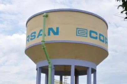  Por que não?O Governo do Rio Grande do Sul e a Corsan (empresa análoga à nossa Casan) inauguraram recentemente este reservatório com capacidade para 500 mil litros, em Gravataí. A obra custou R$ 600 mil, e certamente ajudará a garantir o abastecimento de água durante o ano e principalmente na temporada. Esta informação foi enviada pelo leitor Caetano Rabelo, com a seguinte indagação: Por que não construir um ou mais destes reservatórios gigantes no norte da Ilha, visando minimizar a falta de água nas épocas de grande consumo ou escassez de água para tratamento e distribuição?. E vai além o Caetano, imaginando reservatórios semelhantes facilitando a administração da logística de distribuição e armazenamento de água ao longo do ano nas diversas regiões da cidade, a um custo muito reduzido em relação ao benefício que pode trazer. (Foto: Corsan/divulgação)