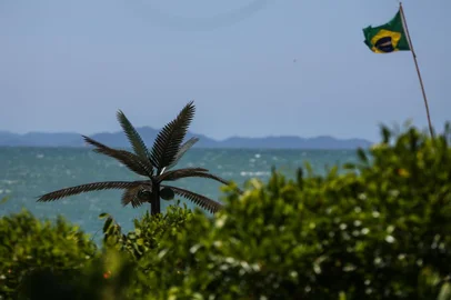 FLORIANÓPOLIS, SC, BRASIL, 13-01-2017: A sexta-feira 13 foi de céu azul, calor e praia cheia em Jurerê Internacional.