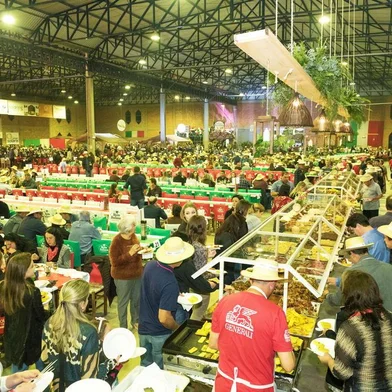 Atrações musicais e farta gastronomia integram a programação da 38ª Noite Italiana, que ocorre neste sábado (24) em Antônio Prado. Realizada no Centro de Eventos do município, a festa chega ao segundo sábado com o Grupo Ragazzi Dei Monti no palco, a partir das 20h, seguido pelo Grupo Balanço Fandangueiro, às 23h30min. No cardápio, comidas típicas italianas como polenta, frango, salame e queijo. Os ingressos para adultos custam R$ 120 antecipados e R$ 135 no local. Para crianças de 7 a 12 anos, o valor é de R$ 70. Crianças de até seis anos têm acesso gratuito.Esta será a segunda noite do evento neste ano que no sábado (17) reuniu 3 mil pessoas. A Noite Italiana é realizada pela Câmara de Dirigentes Lojistas (CDL) de Antônio Prado com apoio da Administração Municipal. Mais informações podem ser obtidas no site do evento (www.noiteitaliana.com.br).