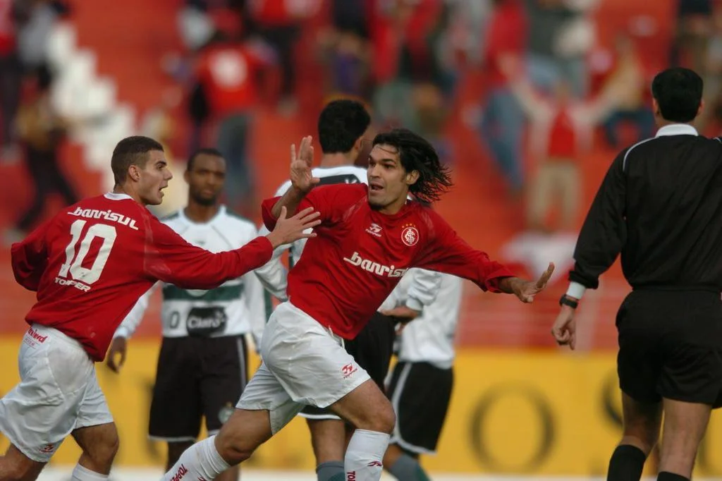 Um dos gols mais bonitos de Fernandão pelo Inter completa 15 anos nesta ...