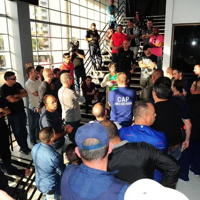  CAXIAS DO SUL, RS, BRASIL, 02/05/2019. Um grupo de cerca de 80 guardas municipais tentou apresentar para o prefeito de Caxias do Sul, Daniel Guerra (PRB), na tarde desta quinta-feira um documento com a pauta de reivindicações da categoria. (Porthus Junior/Agência RBS)