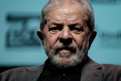  (FILES) This file picture taken on June 6, 2016 shows former Brazilian President Luiz Inacio Lula da Silva during the launching ceremony of the campaign against the interim government of Michel Temer by the National Committee in Defense of Public Enterprises in Rio de Janeiro, Brazil.Former Brazilian president Luiz Inacio Lula da Silva is to face trial on charges that he attempted to obstruct the giant Petrobras corruption probe, officials said on July 29, 2016. The charge is obstruction of justice linked to the Petrobras embezzlement probe, named Operation Car Wash, a spokesman for the justice ministry told AFP. / AFP PHOTO / Yasuyoshi ChibaEditoria: CLJLocal: Rio de JaneiroIndexador: YASUYOSHI CHIBASecao: trialsFonte: AFPFotógrafo: STF