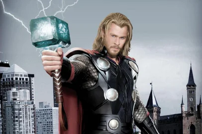 Cena do filme Thor, de Kenneth Branagh, com Natalie Portman, Chris Hemsworth, Anthony Hopkins.SINOPSE: O Todo-poderoso mas arrogante guerreiro Thor é expulso do reino encantado de Asgard e enviado à Terra para viver entre os humanos. Mas é então que ele se torna um dos defensores mais admirados. Adaptação para o cinema dos quadrinhos do personagem Thor, da Marvel Comics.