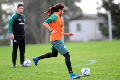  CAXIAS DO SUL, RS, BRASIL, 22/08/2019. Treino do Juventude no CT. O Ju se prepara para enfrentar o Ypiranga de Erechim, na última rodada da fase de classificação da sére C do Campeonato Brasileiro. Na foto, volantge Aprille. (Porthus Junior/Agência RBS)Indexador: Porthus Junior                  