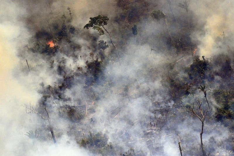  Aerial picture showing smoke from a two-kilometre-long stretch of fire billowing from the Amazon rainforest about 65 km from Porto Velho, in the state of Rondonia, in northern Brazil, on August 23, 2019. - Bolsonaro said Friday he is considering deploying the army to help combat fires raging in the Amazon rainforest, after news about the fires have sparked protests around the world. The latest official figures show 76,720 forest fires were recorded in Brazil so far this year -- the highest number for any year since 2013. More than half are in the Amazon. (Photo by Carl DE SOUZA / AFP)Editoria: DISLocal: Porto VelhoIndexador: CARL DE SOUZASecao: fireFonte: AFPFotógrafo: STF