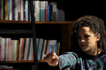  CAXIAS DO SUL, RS, BRASIL, 19/08/2019Estela Silva, 19 anosativista e militante da esquerdaparticipou do movimento de ocupação das escolas, em 2016, quando presidente do Grêmio Estudantil do Cristóvão.Case da reportagem do Almanaque sobre como pensam e quem são as pessoas ligadas à esquerda.(Lucas Amorelli/Agência RBS)