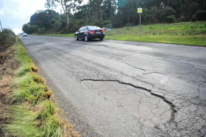  GARIBALDI, RS, BRASIL, 23/08/2019. Daer diz que fará tapa-buracos na VRS-813, entre Farroupilha e Garibaldi, nas próximas semanas. Relatos de motoristas são de buracos de até 20 centímetros de profundidade, entre a localidade de Desvio Blauth, em Farroupilha, e Garibaldi. Na foto, trecho próximo da Fenachamp. (Porthus Junior/Agência RBS)