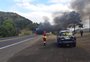 Caminhão pega fogo e causa bloqueio da BR-386 em Pouso Novo