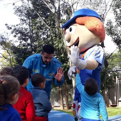 Azulito, boneco que representa o mascote da EPTC (Empresa Pública de Transporte e Circulação) em Porto Alegre. Ação com crianças em colégios e escolas. Super repórter