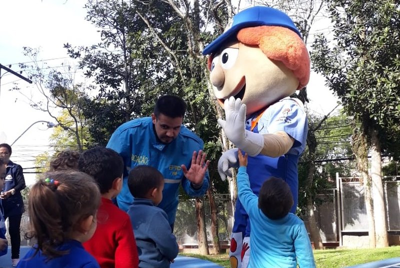 Azulito, boneco que representa o mascote da EPTC (Empresa Pública de Transporte e Circulação) em Porto Alegre. Ação com crianças em colégios e escolas. Super repórter