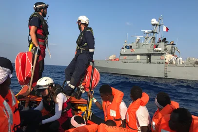 Depois de mais de dez dias à deriva, um acordo entre países da União Europeia permitiu o desembarque das 356 pessoas resgatadas pelo navio humanitário "Ocean Viking", um alívio para as ONGs SOS Mediterranée e Médicos Sem Fronteiras, que estavam ficando sem mantimentos para os migrantes.A evacuação terminou às 17H30 GMT (14h30 em Brasília), que durou uma hora e meia. Os migrantes foram transportados à ilha de Malta através de lanchas do exército maltês.