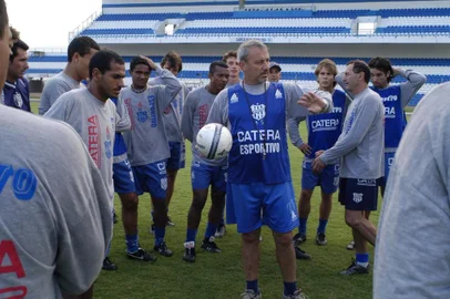 ***  Esportivo(treino)  ***Técnico Leopoldo Benatti(Raquete),faz treino descontraido(dois toques no meio campo)com equipe do esportivo.>