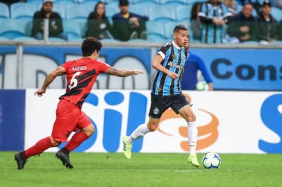RS - FUTEBOL/CAMPEONATO BRASILEIRO 2019 /GREMIO X ATHLETICO-PR - ESPORTES - Lance da partida entre Gremio e Athletico-PR disputada na tarde deste sÃ¡bado, na Arena do Gremio, em partida valida pela Campeonato Brasileiro 2019. FOTO: LUCAS UEBEL/GREMIO FBPA