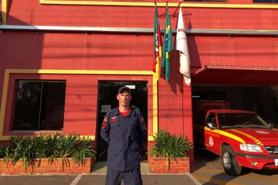 O sargento Pablo Guerra Maria, 33 anos, estava na sala de operações do Corpo de Bombeiros de Bento Gonçalves quando, por volta das 11h, uma mãe desesperada ligou pedindo socorro. O motivo da ligação, de acordo com o agente, seria o engasgamento com um medicamento líquido administrado à bebê de um mês. O sargento orientou pelo viva-voz a mãe e o pai da criança, enquanto uma equipe de socorro deslocava-se à residência, no bairro Maria Goretti. Em menos de cinco minutos, a situação foi resolvida e a bebê passa bem.