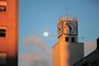  CAXIAS DO SUL, RS, BRASIL, 13/08/2019. Lua é vista acima do prédio da antiga Metalúrgica Abramo Eberlo, entre o relógio e a réplica da primeira casinha de madeira, que deu origem ao império. (Porthus Junior/Agência RBS)