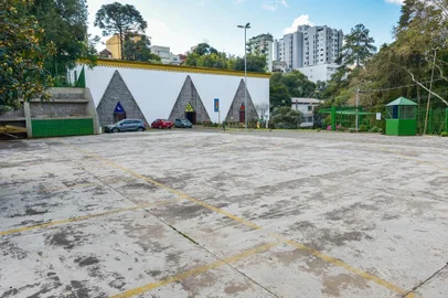 Um terreno público ocupado pela Loja Maçônica Duque de Caxias, no bairro Exposição, foi retomado pela prefeitura de Caxias do Sul nesta terça-feira (27). A reintegração de posse foi conquistada junto à 2ª Vara de Fazenda Pública, assinada pelo juiz João Pedro Cavalli Júnior, e foi cumprida pelo oficial de Justiça, acompanhado da procuradora-geral do município, Cássia Kuhn. A liminar favorável à prefeitura para reintegração de posse foi emitida em 4 de julho deste ano.