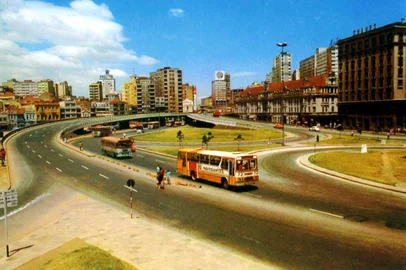  O Largo Edgar Koetz com o Elevado da Conceição, os Edifícios Ely e Chaves fotografado, no início da decáda de 1970 do século passado, logo depois da inauguração das obras que modificaram a paisagem da área.