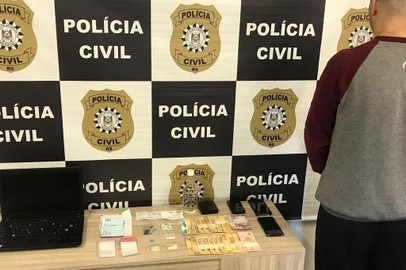 Em ação para coibir o tráfico de drogas, a Delegacia de Repressão às Ações Criminosas Organizadas (Draco), de Caxias do Sul, prendeu preventivamente um dos principais fornecedores de drogas sintéticas da Serra Gaúcha. O homem de 32 anos foi localizado no bairro Santa Fé, durante a 3ª fase da Operação Candy Shop, que ocorreu na manhã desta quarta-feira (28). Ele já estava com prisão preventiva decretada pela 3ª Vara Criminal de Caxias do Sul. Durante o cumprimento do mandado de busca e apreensão, os policiais flagraram uma quantia de drogas sintéticas na casa do homem. Outras três pessoas também foram detidas na operação. 