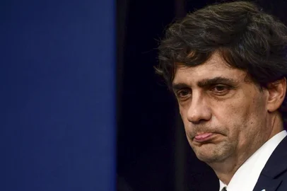 Argentinas Finance Minister Hernan Lacunza gestures during a press conference to announce new economic measures in Buenos Aires, on August 28, 2019. - The peso -- which lately lost 20 percent of its value as markets reacted to a crushing primary election defeat for Argentinas President Mauricio Macri -- showed no signs of a bounce. (Photo by RONALDO SCHEMIDT / AFP)
